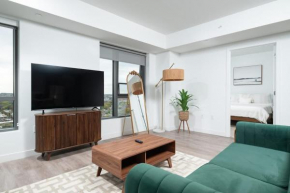 Central Serene Penthouse w King bed GYM Parking